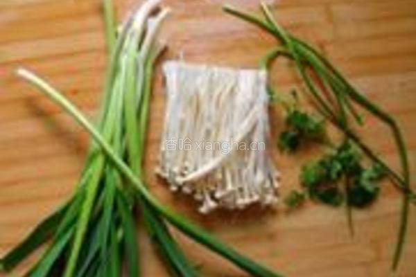 蒜苗拌金针菇的做法图解1