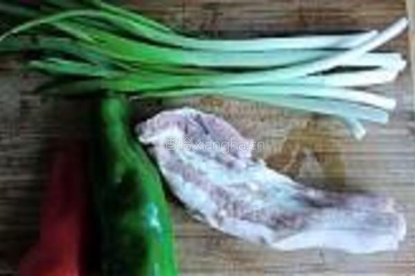 蒜苗香煎肉的做法图解1