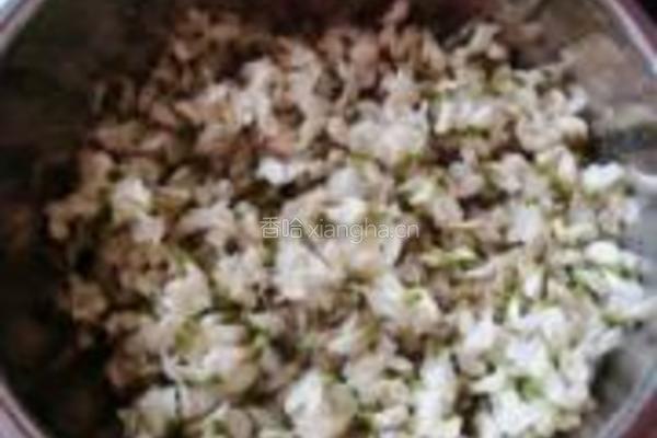 蒜香麻酱槐花的做法图解1