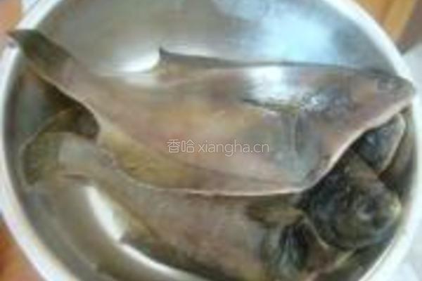 红烧比目鱼的做法图解1