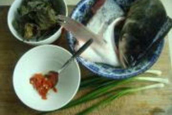 紫苏蒸鱼头的做法图解1