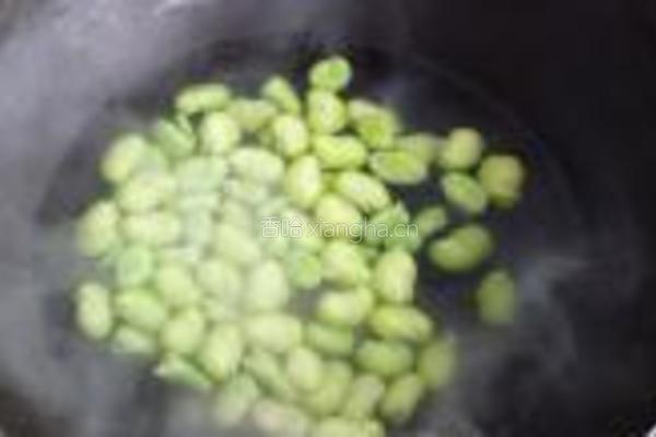 橄榄菜俏拌蚕豆的做法图解2