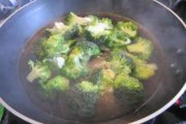 茴香鸡片西兰花的做法图解2