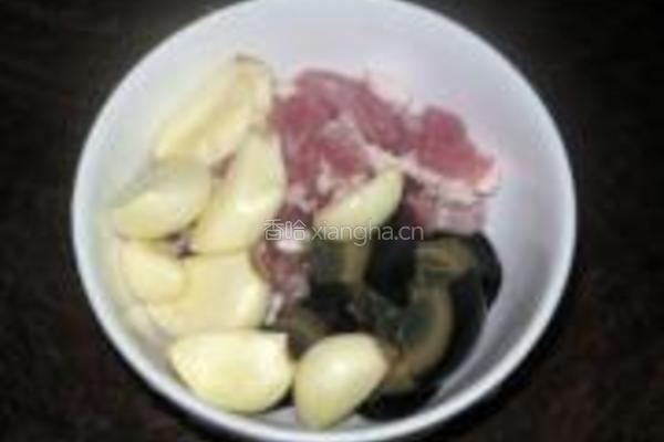 皮蛋瘦肉煮辣椒叶的做法图解2