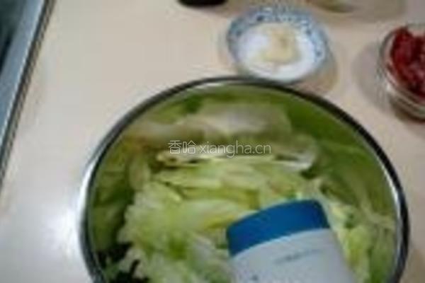 腊肠炒莴笋的做法图解1