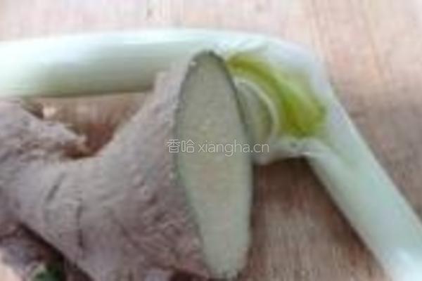 茼蒿炖带鱼的做法图解2