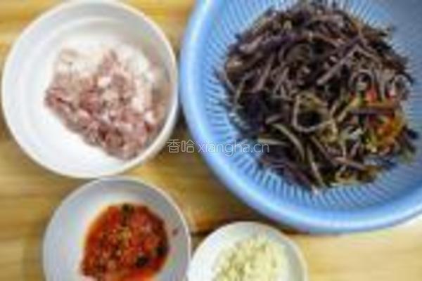 蕨菜炒花肉的做法图解1