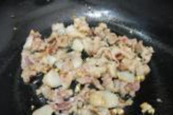 蕨菜炒花肉的做法图解4