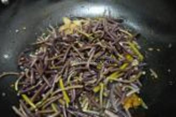蕨菜炒花肉的做法图解6