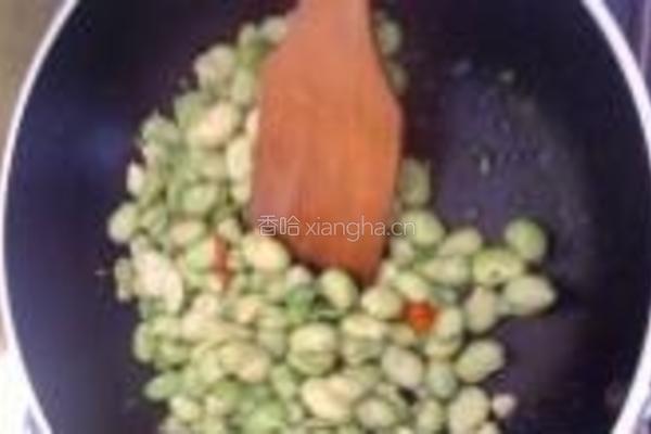 香炒蚕豆的做法图解2