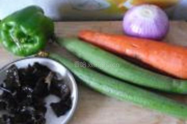 什锦丝瓜丁的做法图解1
