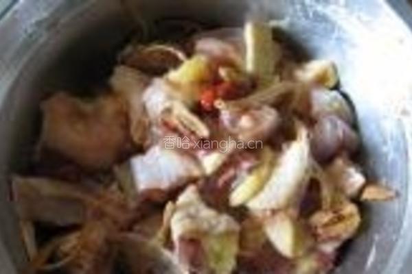 金针菜红枣蒸鸡的做法图解2