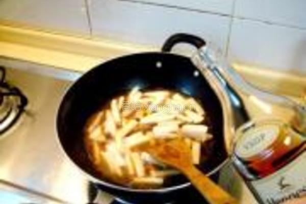 老醋炒菌菇配酸黄瓜生菜的做法图解6