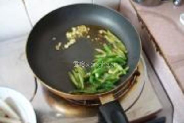 辣椒炒年糕的做法图解3