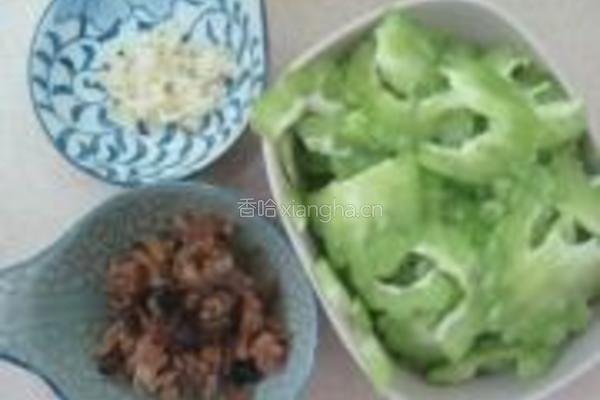 豆豉鲮鱼炒苦瓜的做法图解2