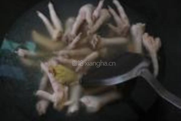 腐竹花生焖鸡爪的做法图解2