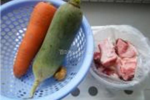 青红萝卜煲猪骨的做法图解1