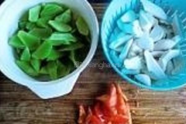 蚝油莴笋炒鸡腿菇的做法图解2