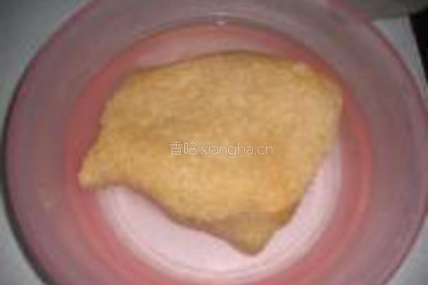 猪肉皮炒芹菜青蒜的做法图解1