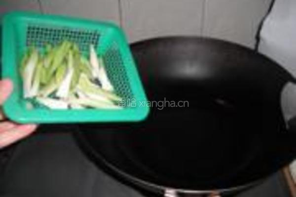 猪肉皮炒芹菜青蒜的做法图解5