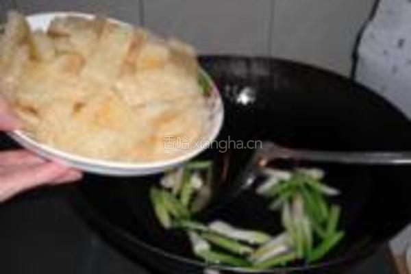 猪肉皮炒芹菜青蒜的做法图解6