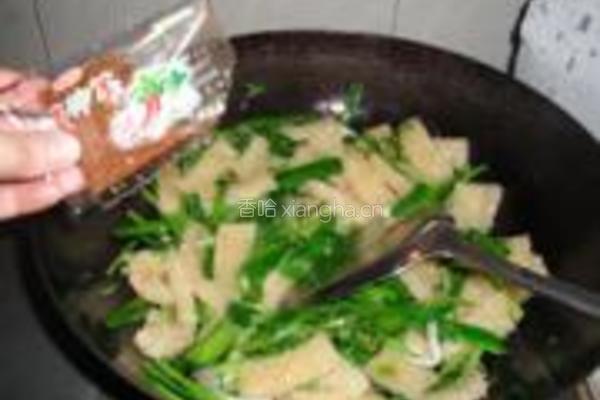 猪肉皮炒芹菜青蒜的做法图解8