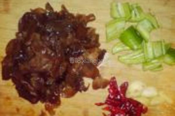 腊鸭腿炒云耳的做法图解2