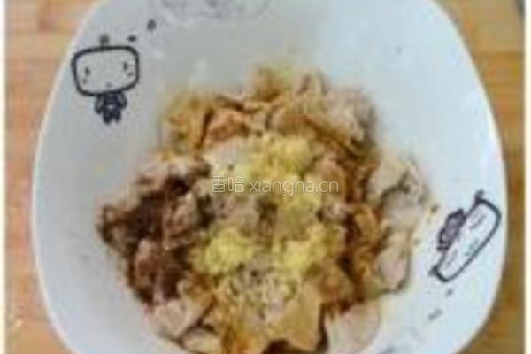 土豆蒸肥肠的做法图解3