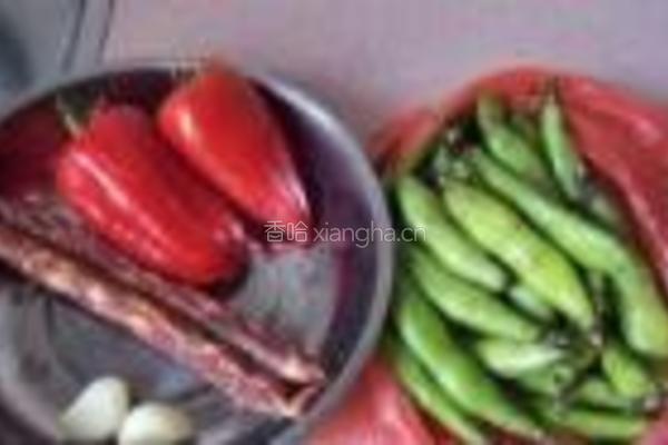 蚕豆红椒炒腊肠的做法图解1