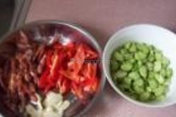 蚕豆红椒炒腊肠的做法图解2