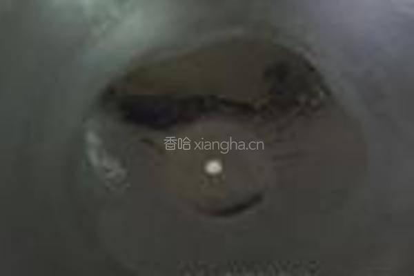 蚕豆红椒炒腊肠的做法图解3