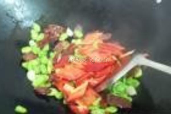 蚕豆红椒炒腊肠的做法图解7