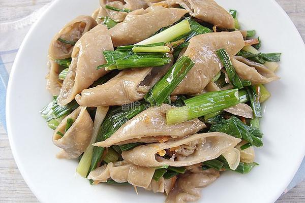 家常蒜叶炒肥肠