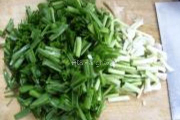 家常蒜叶炒肥肠的做法图解3