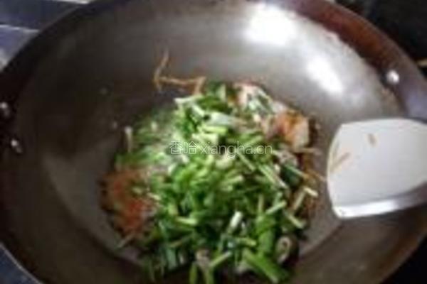 家常蒜叶炒肥肠的做法图解8