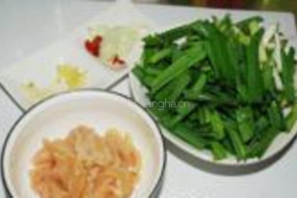 蒜苗炒鸡肉的做法图解2