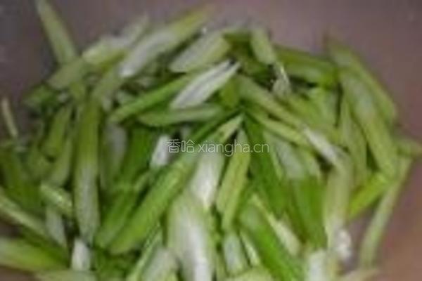 芹菜炒土豆片的做法图解1