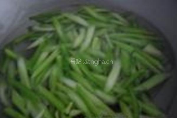 芹菜炒土豆片的做法图解3
