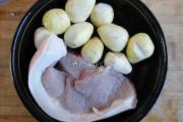 猪肉烧芋头的做法图解1