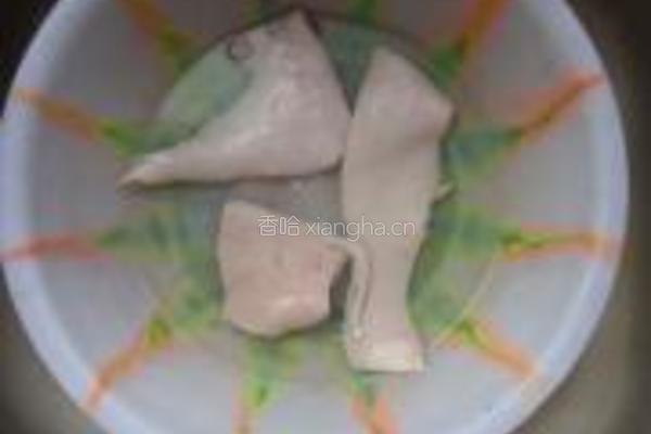 茶树菇红烧猪皮的做法图解2