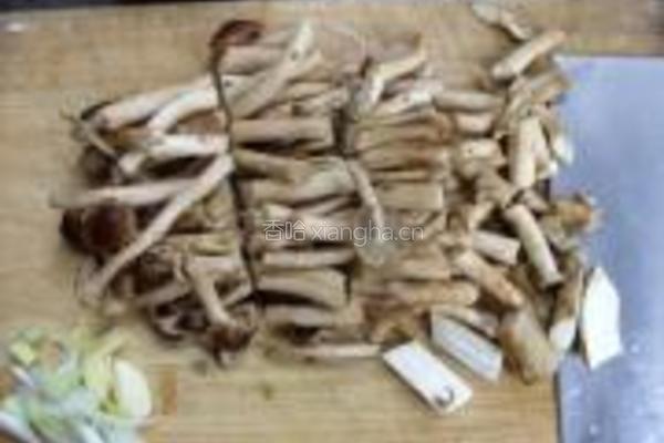 茶树菇红烧猪皮的做法图解6