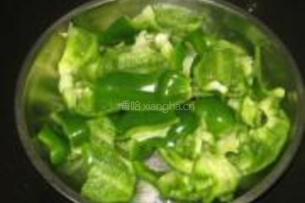 辣味青椒炒鱿鱼的做法图解1