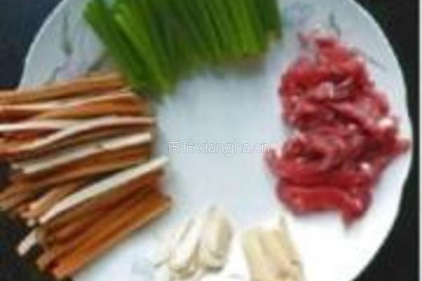 豆腐干炒肉丝的做法图解1