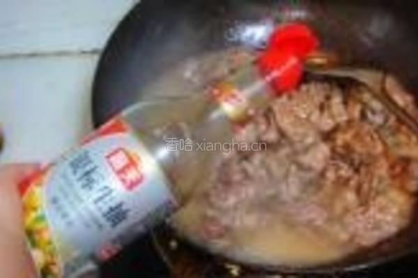 牛腩口蘑炖土豆粉的做法图解3