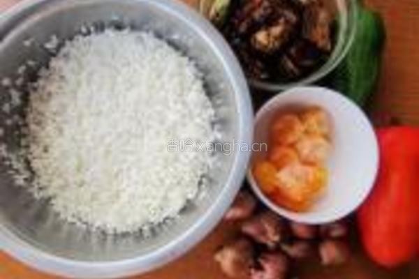 粽香排骨粘米饭的做法图解1