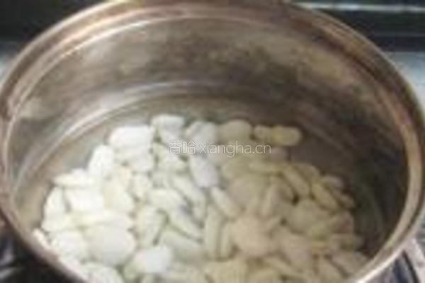 白卤瓜炒洋扁豆的做法图解2