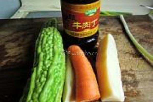 牛肉豆豉苦瓜丁的做法图解1