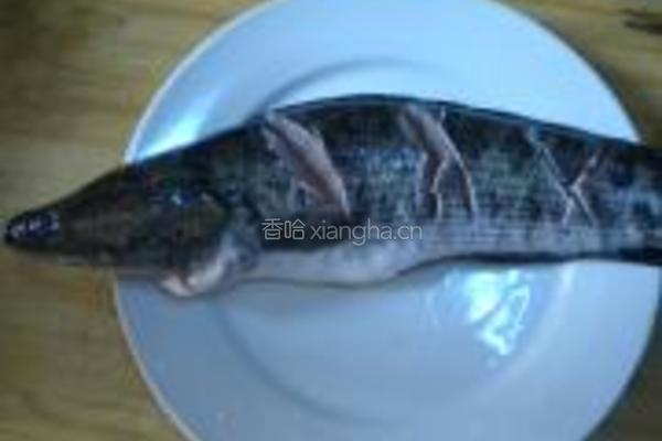 辣味蒸生鱼的做法图解1