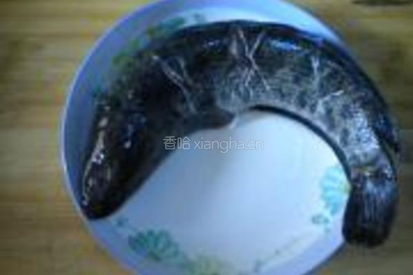辣味蒸生鱼的做法图解2