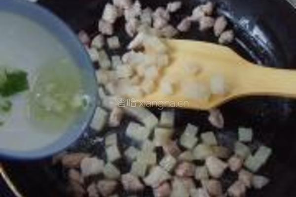 毛豆炒肉丁咸菜的做法图解4